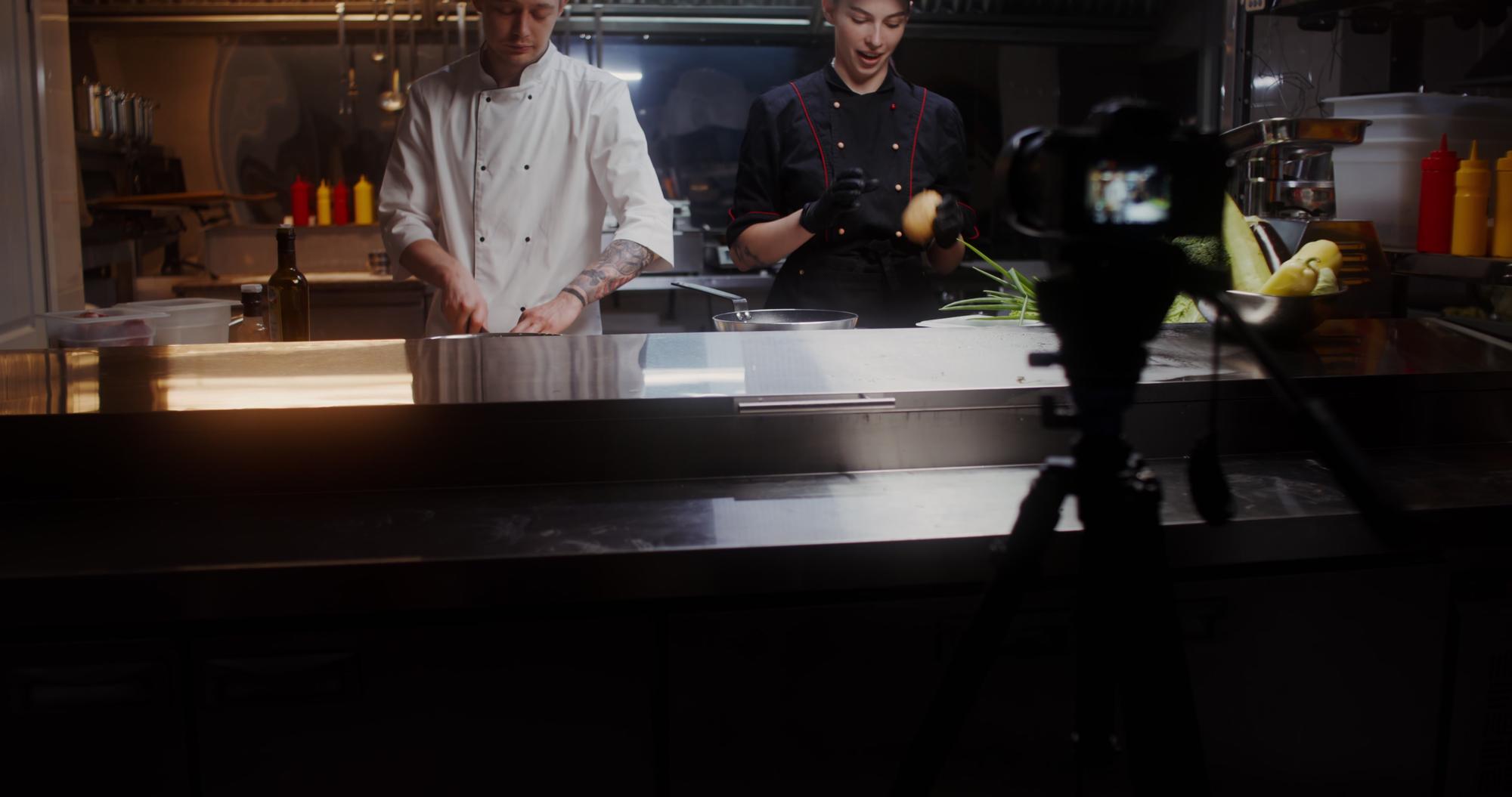 Workshop kitchen with stagelike lighting